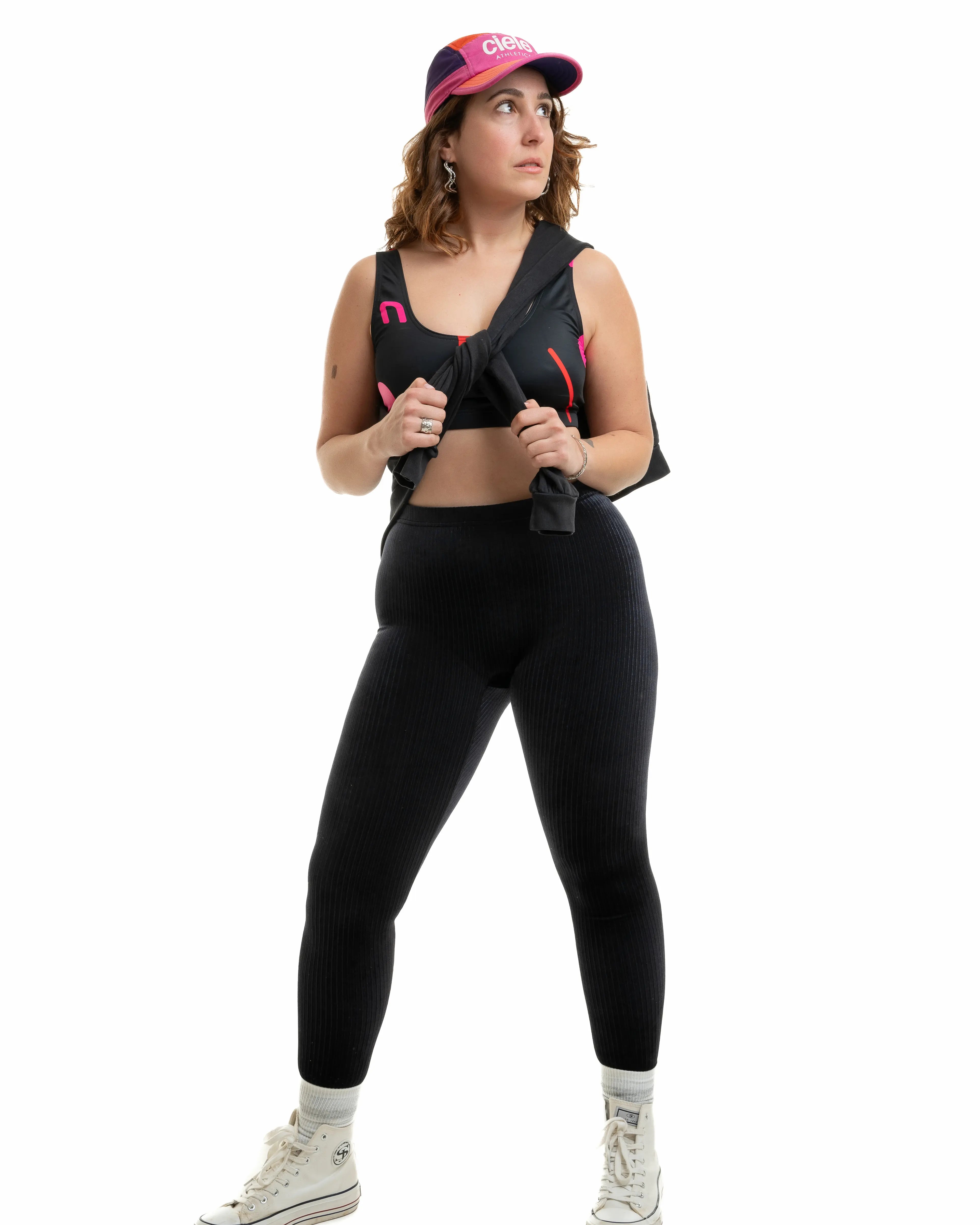 Look sportif et élégant avec le legging velours côtelé noir UJO pour femme ronde