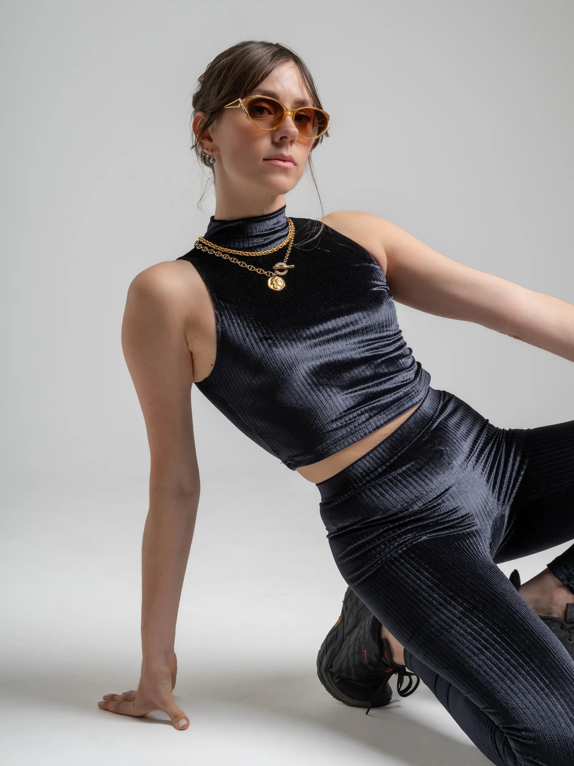 Zoom sur le top court en velours côtelé habillé de chaine doré pour apporter de la profondeur à la tenue