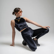 Top en velours côtelé noir avec le legging taille haute velours assorti pour une tenue sport chic