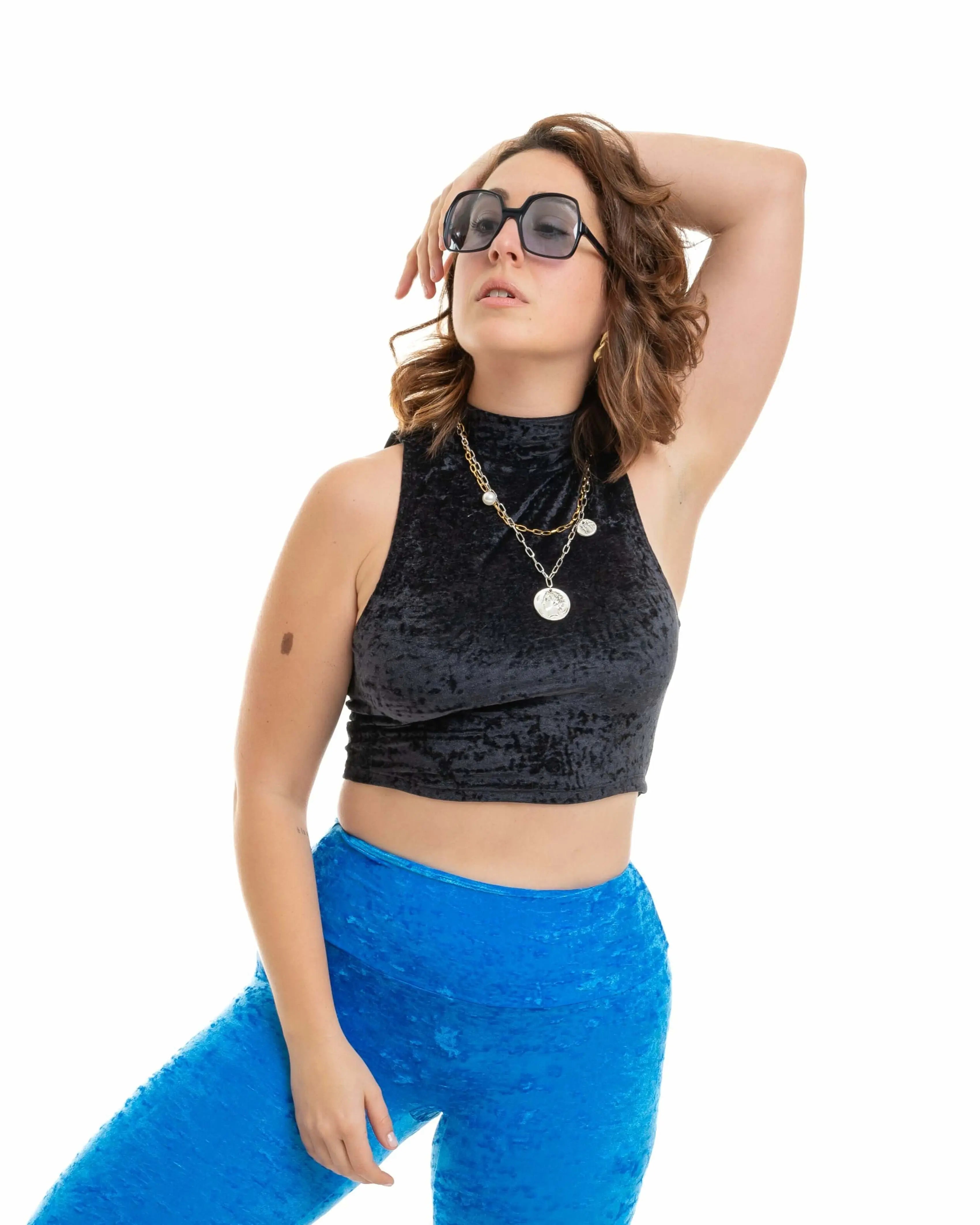 Legging taille haute en velours bleu femme forte porté avec un top court UJO