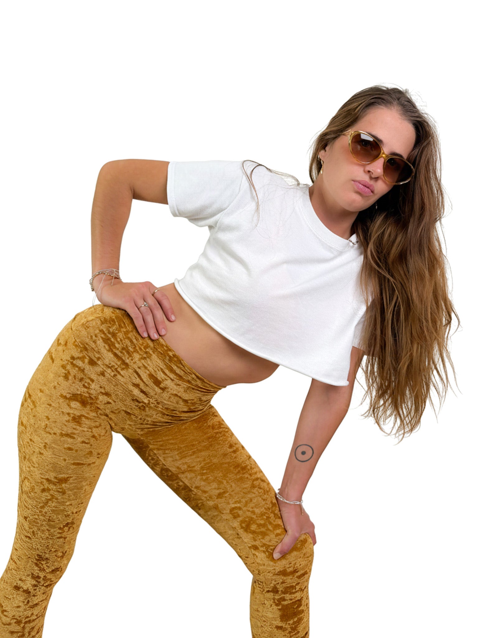 Pose sportive en legging velours ocre