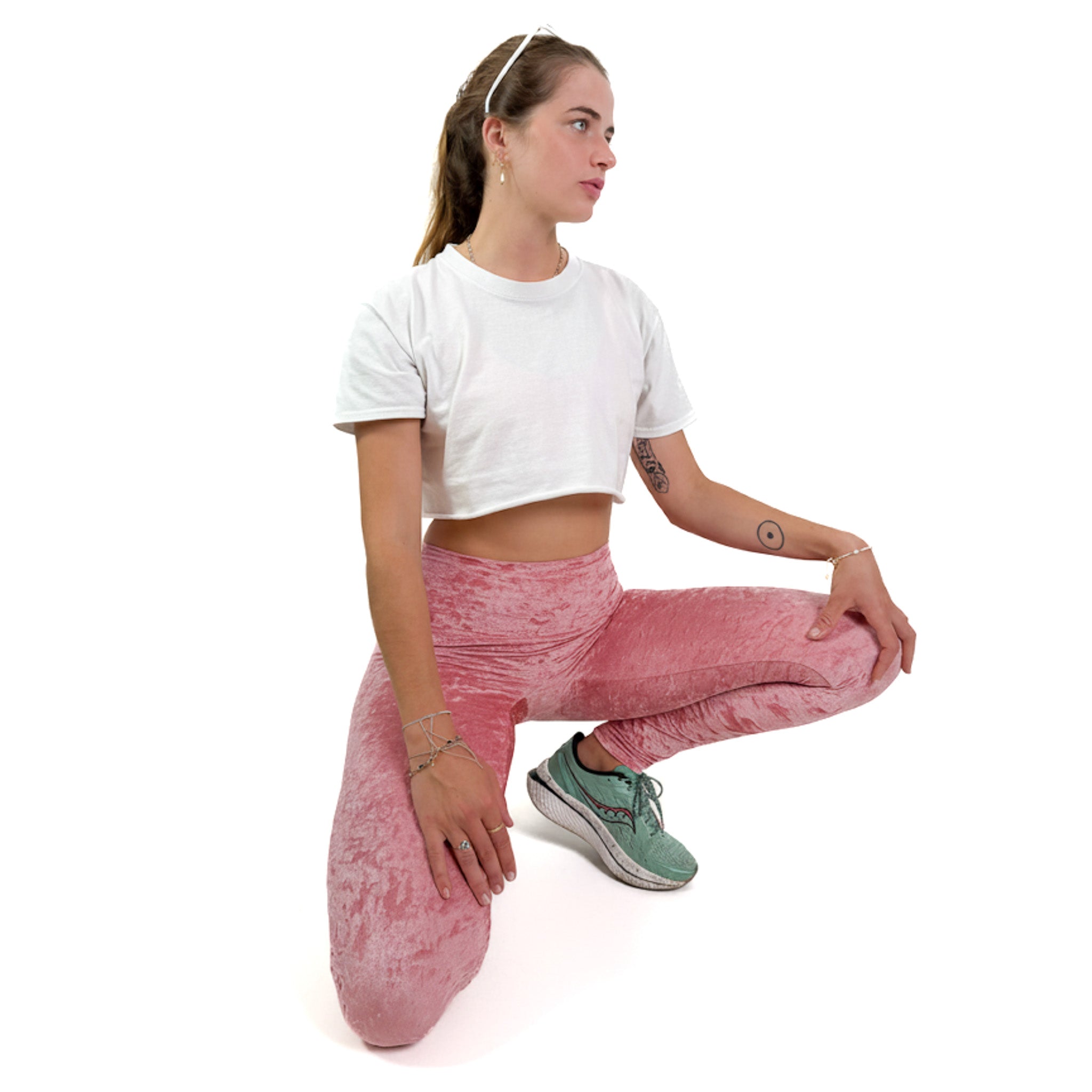 Pose sportive en legging velours rose poudré et crop top blanc