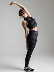 Femme portant le legging en velours gratté noir taille haute avec son top assorti.