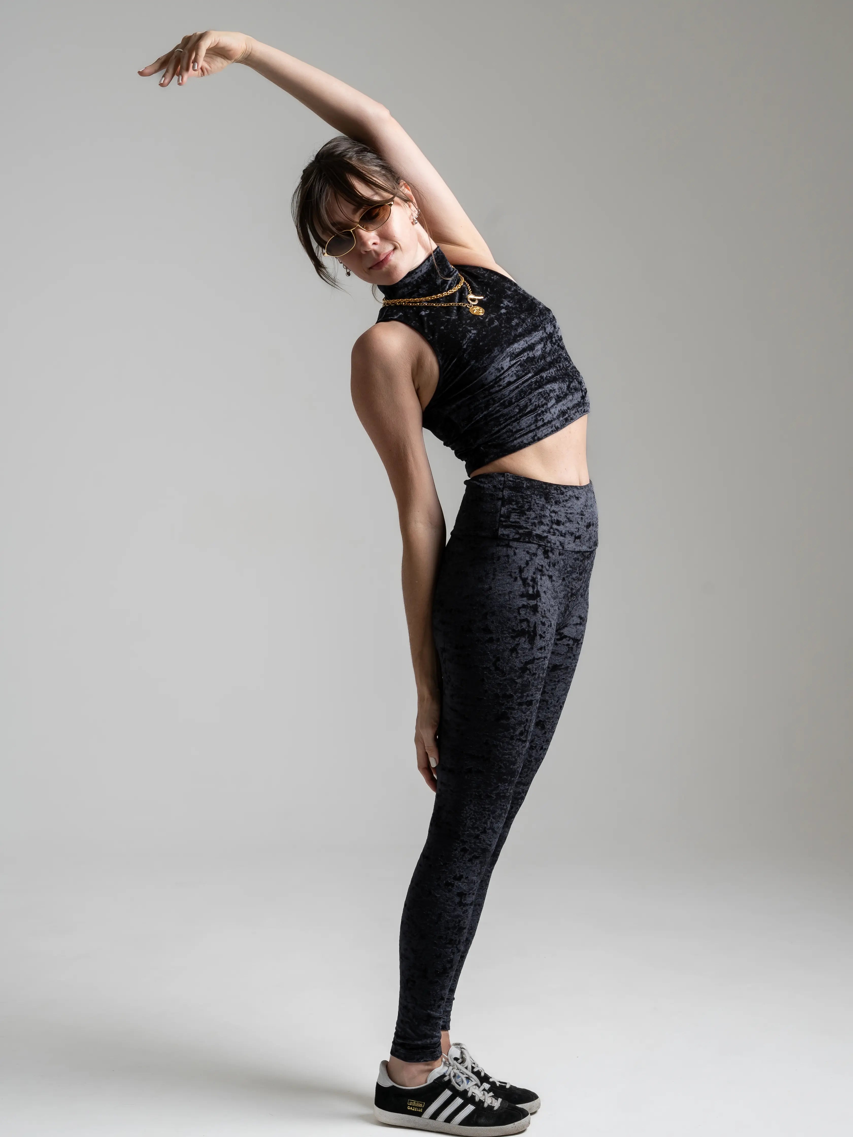 Femme portant le legging en velours gratté noir taille haute avec son top assorti.