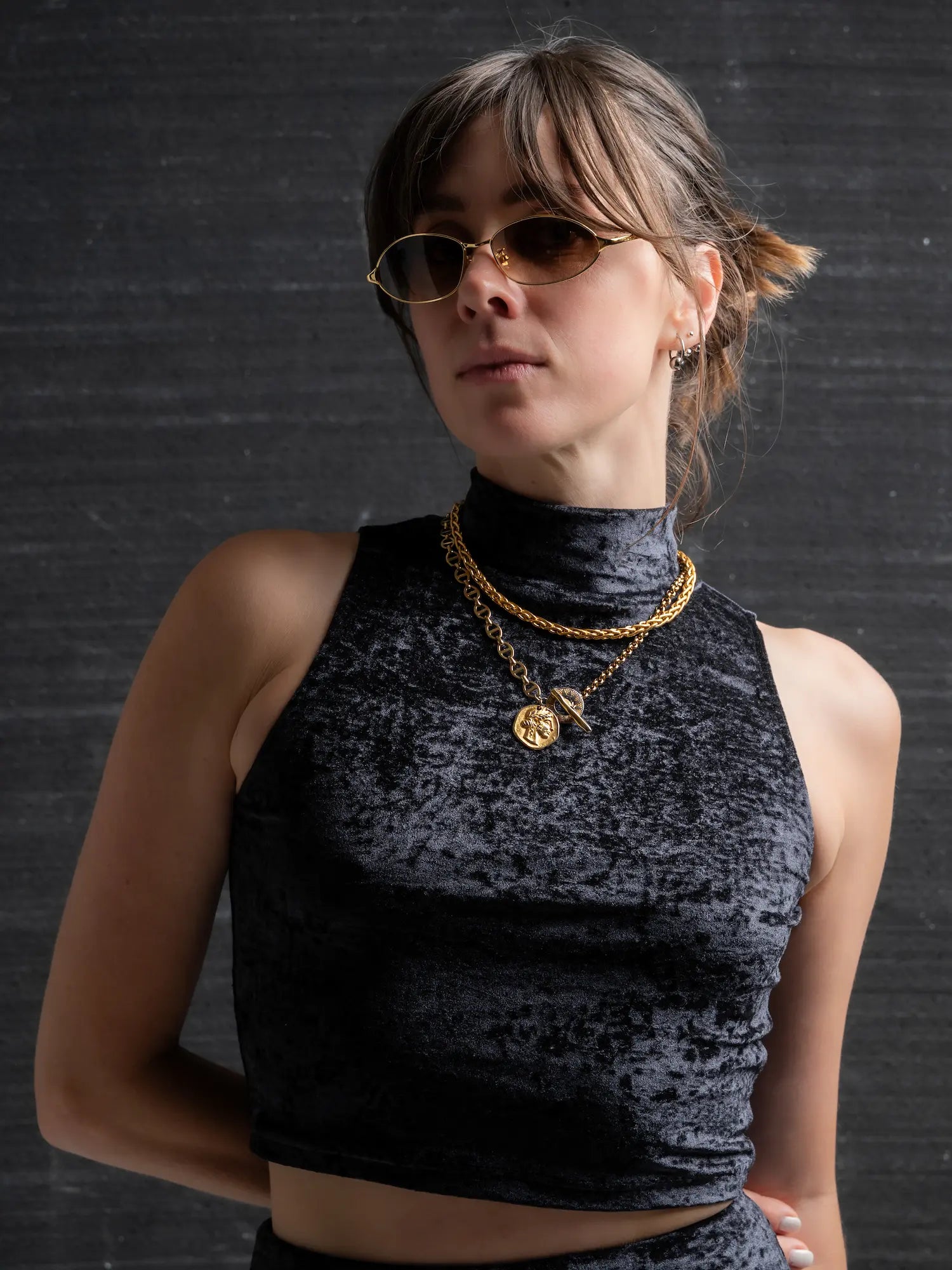idée tenue avec le top en velours texturé noir et bijoux chaine doré supperposé