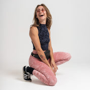 mannequin en legging velours rose poudré taille haute look rétro avec son top noir court.