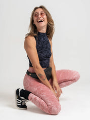 Pose détendu e legging velours rose confort et style rétro