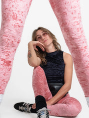 Zoom matière sur la texture du legging velours rose UJO
