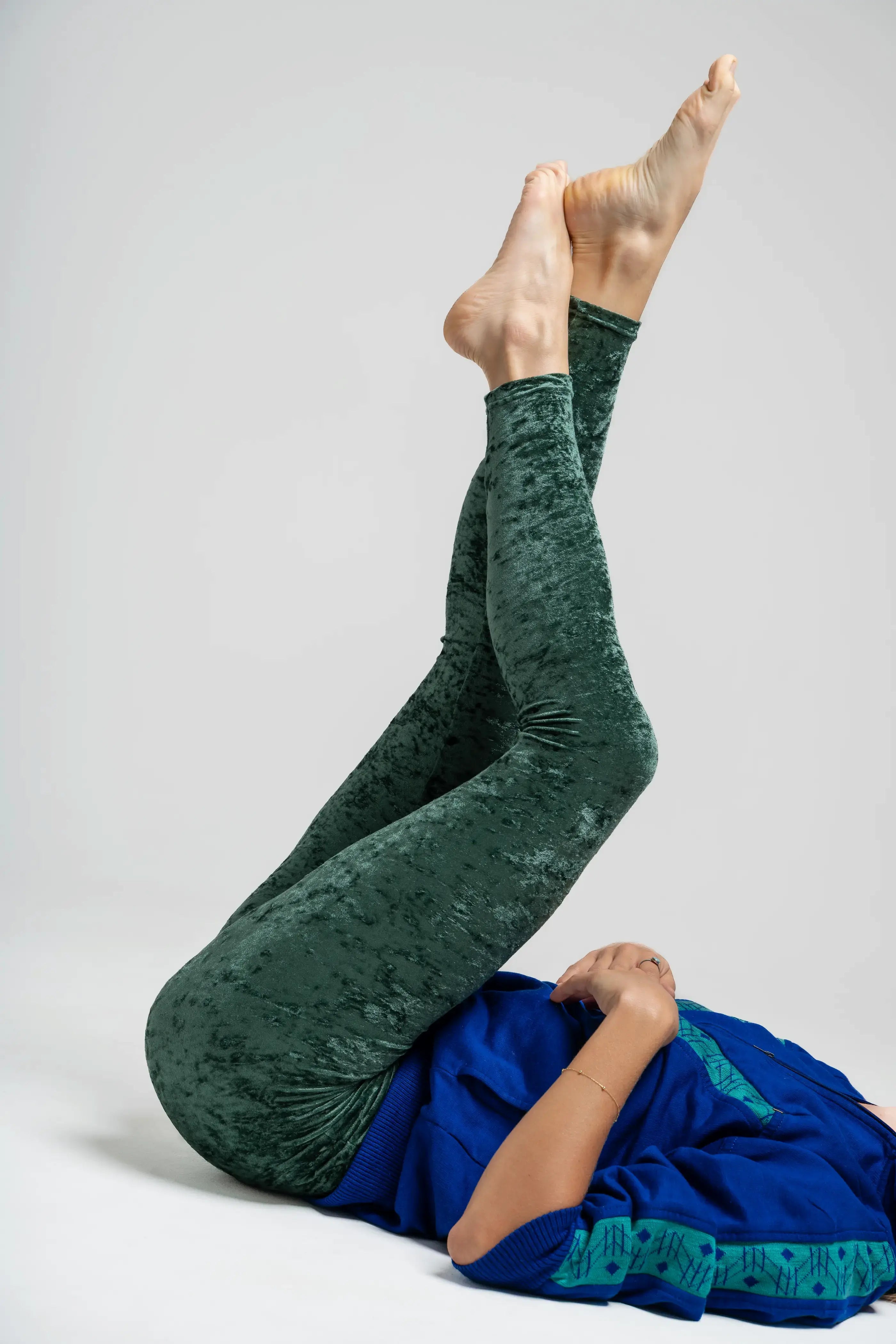 Zoom matière sur le legging velours texturé vert