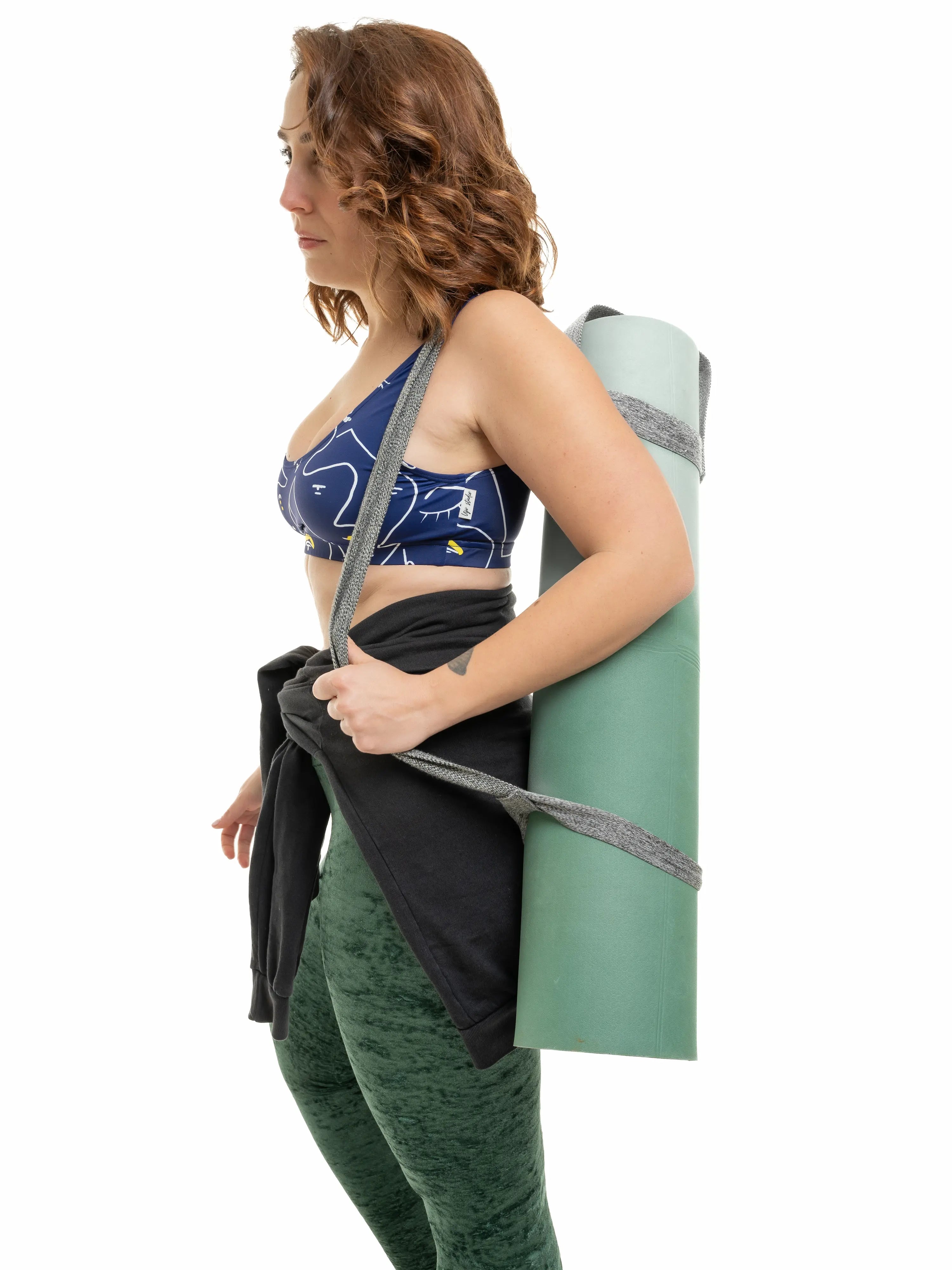 Look sportif et élégant avec legging  velours vert et la brassière à motif UJO