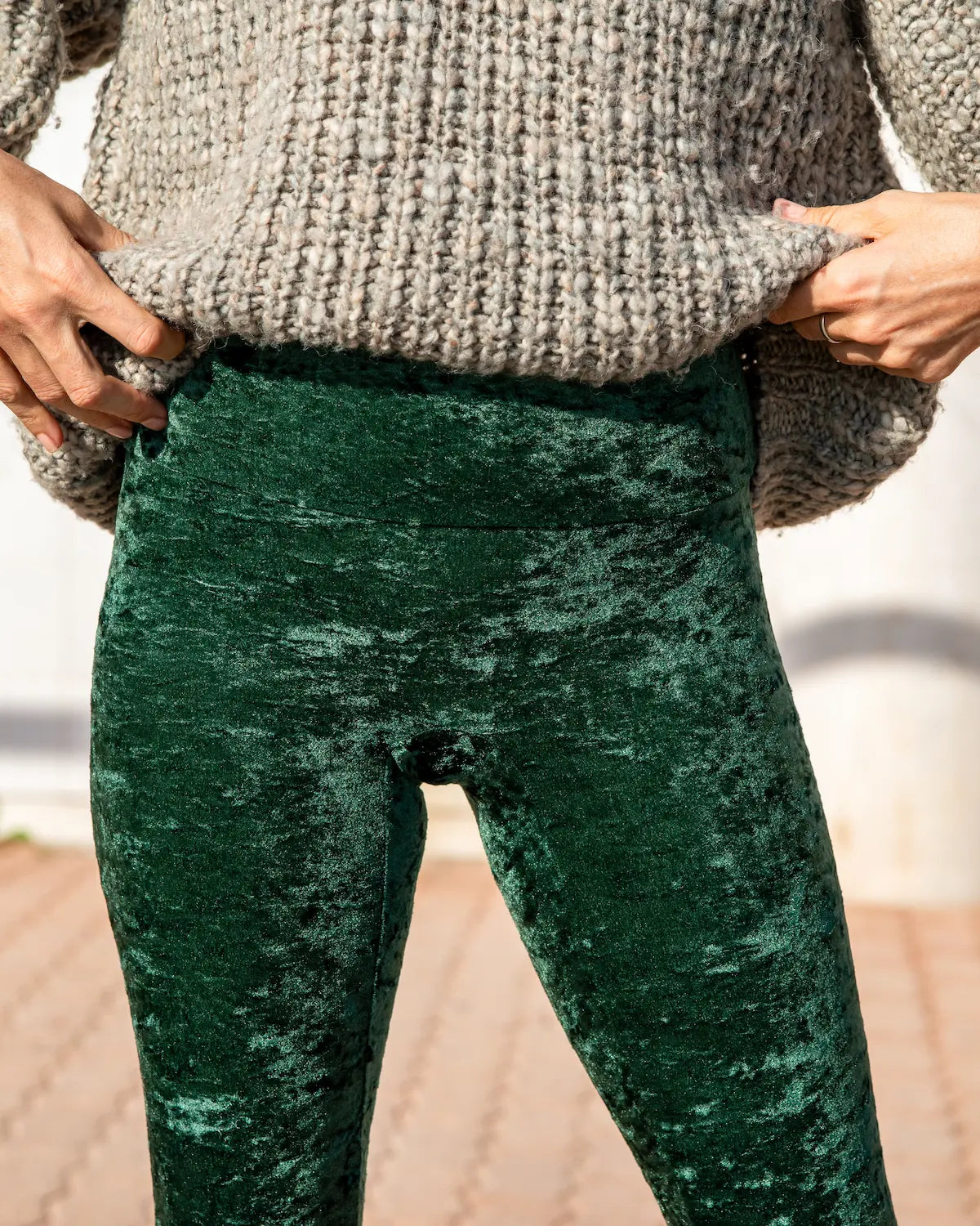 Zoom sur la ceinture taille haute du Legging en velours vert UJO