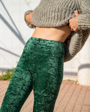 Zoom sur la texture douce du legging en velours vert pour femme UJO