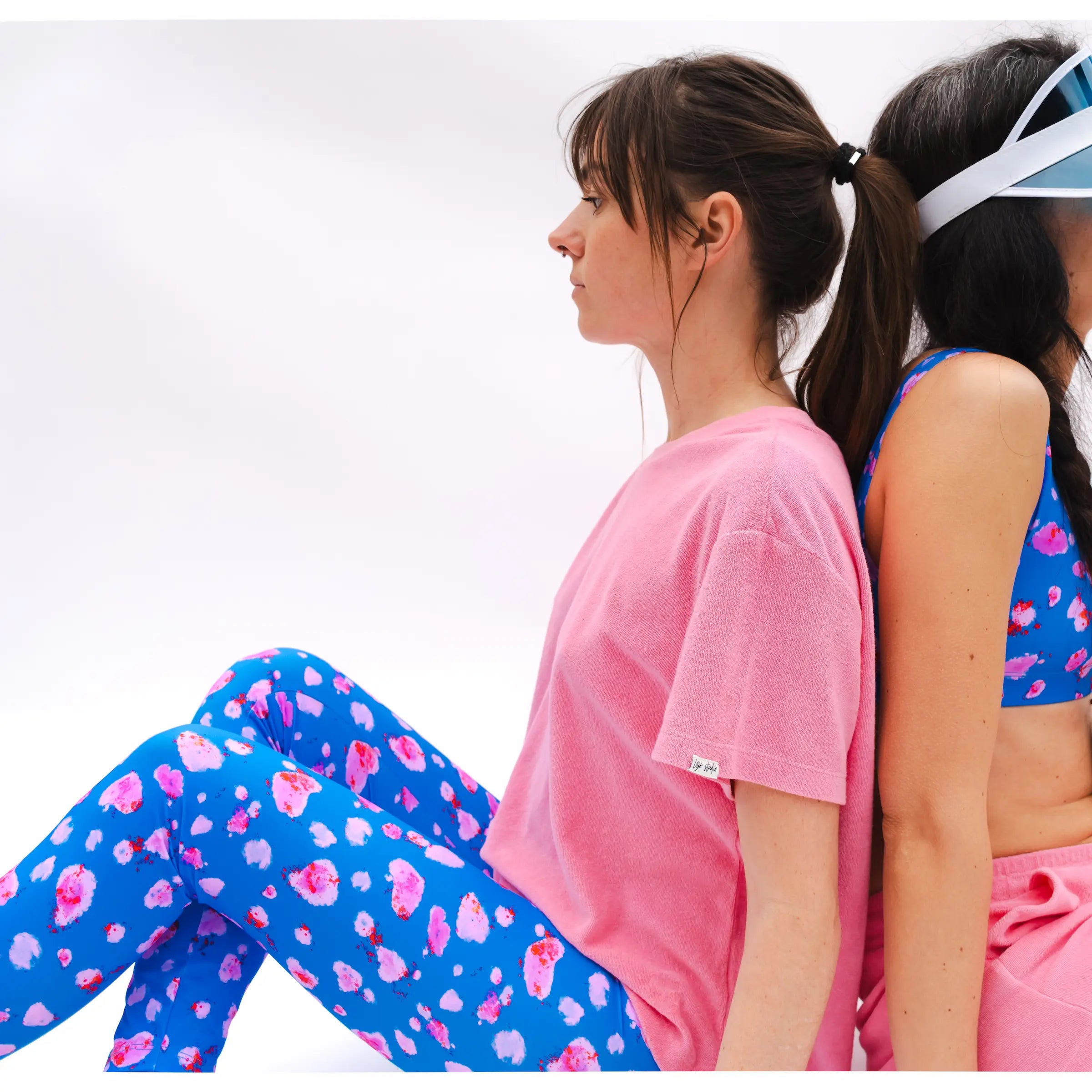 Vu de profil du Legging femme taille haute Bleu Roi  au motif rétro rose