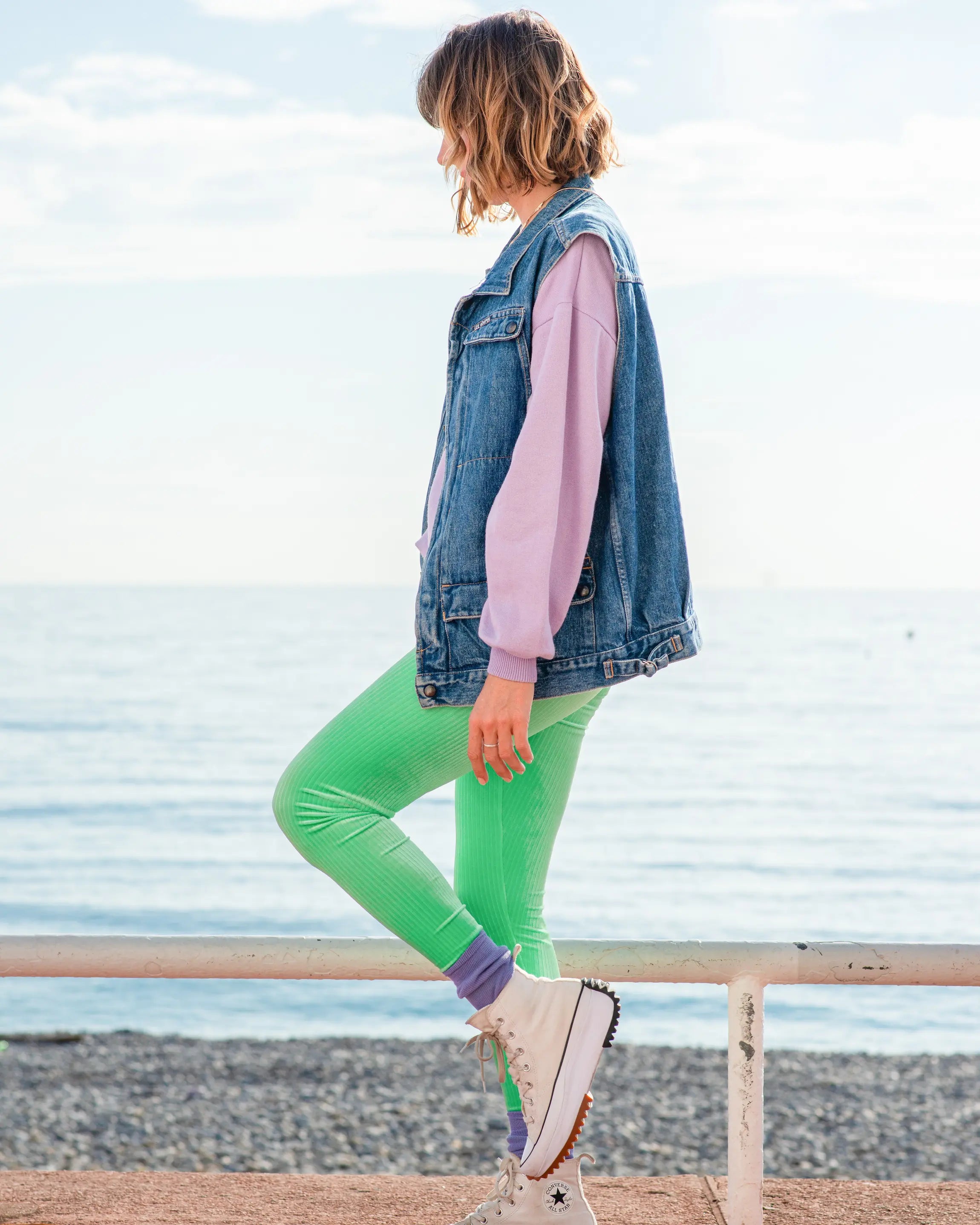 Modèle qui marche zvec le legging velours côtelé vert UJO