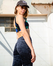 Zoom sur la matière douce et stretch du legging velours noir UJO