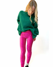 Look rétro audacieux en legging velours fuchsia et pull oversize vert UJO