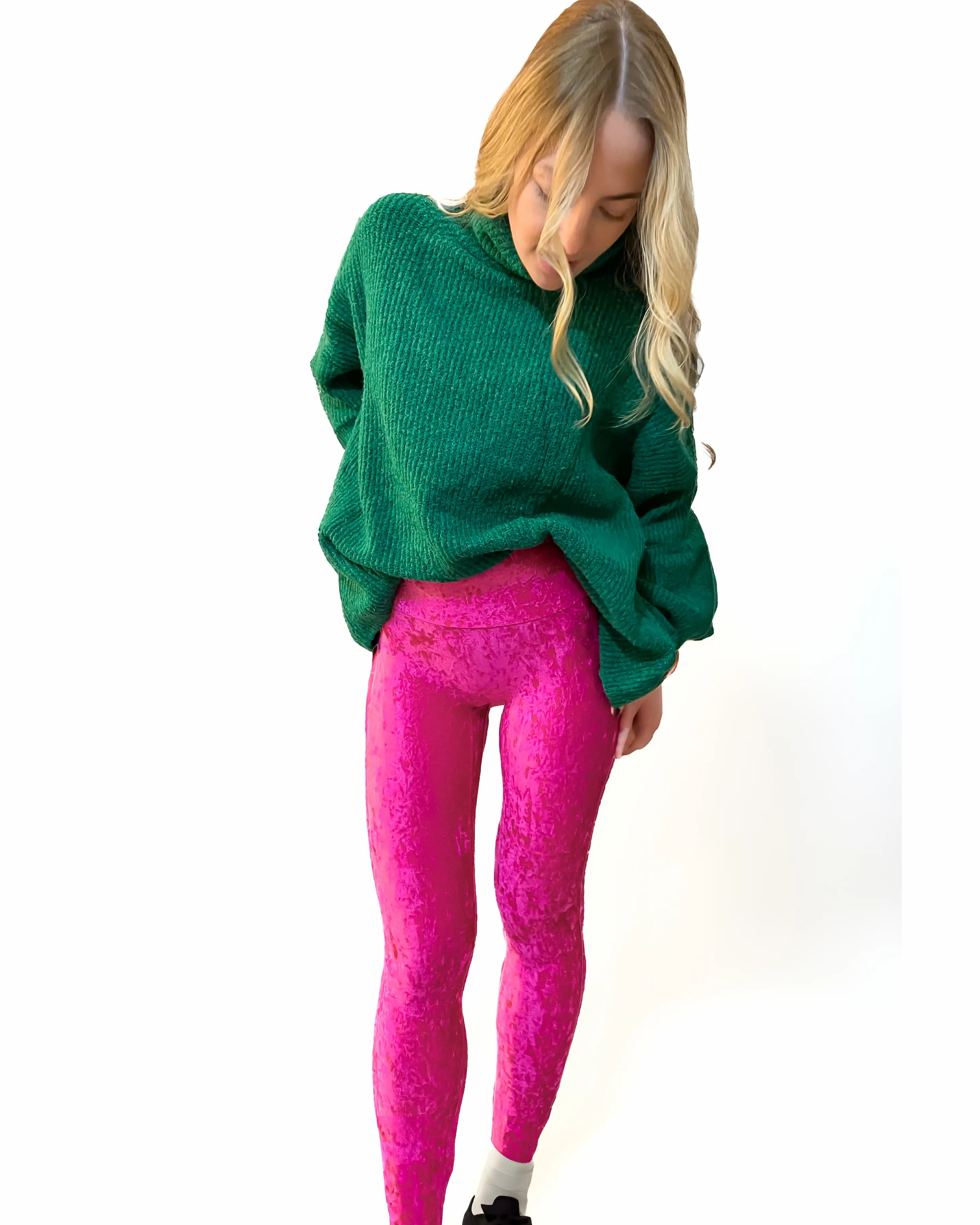 Look rétro audacieux en legging velours fuchsia et pull oversize vert UJO