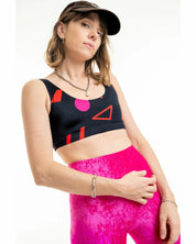 Legging en velours fuchsia taille haute porté par notre mannequin avec brassière assortie UJO