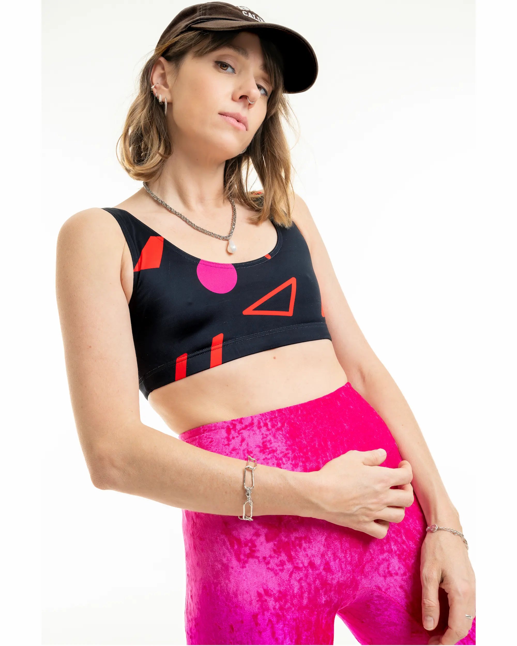 Legging en velours fuchsia taille haute porté par notre mannequin avec brassière assortie UJO