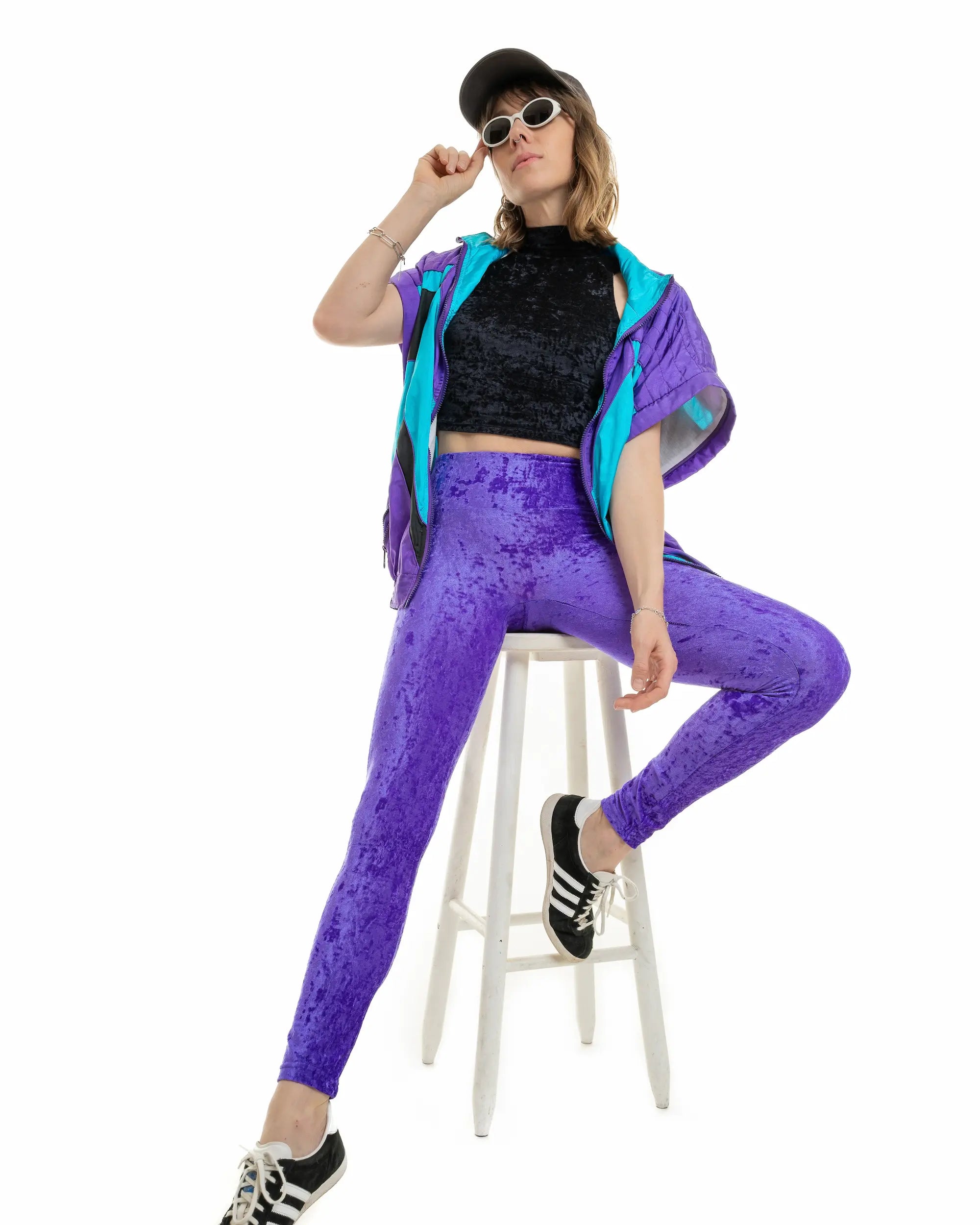 Legging  en velours violet électrique porté façon rétro sport