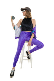 Legging  en velours violet électrique porté façon rétro sport