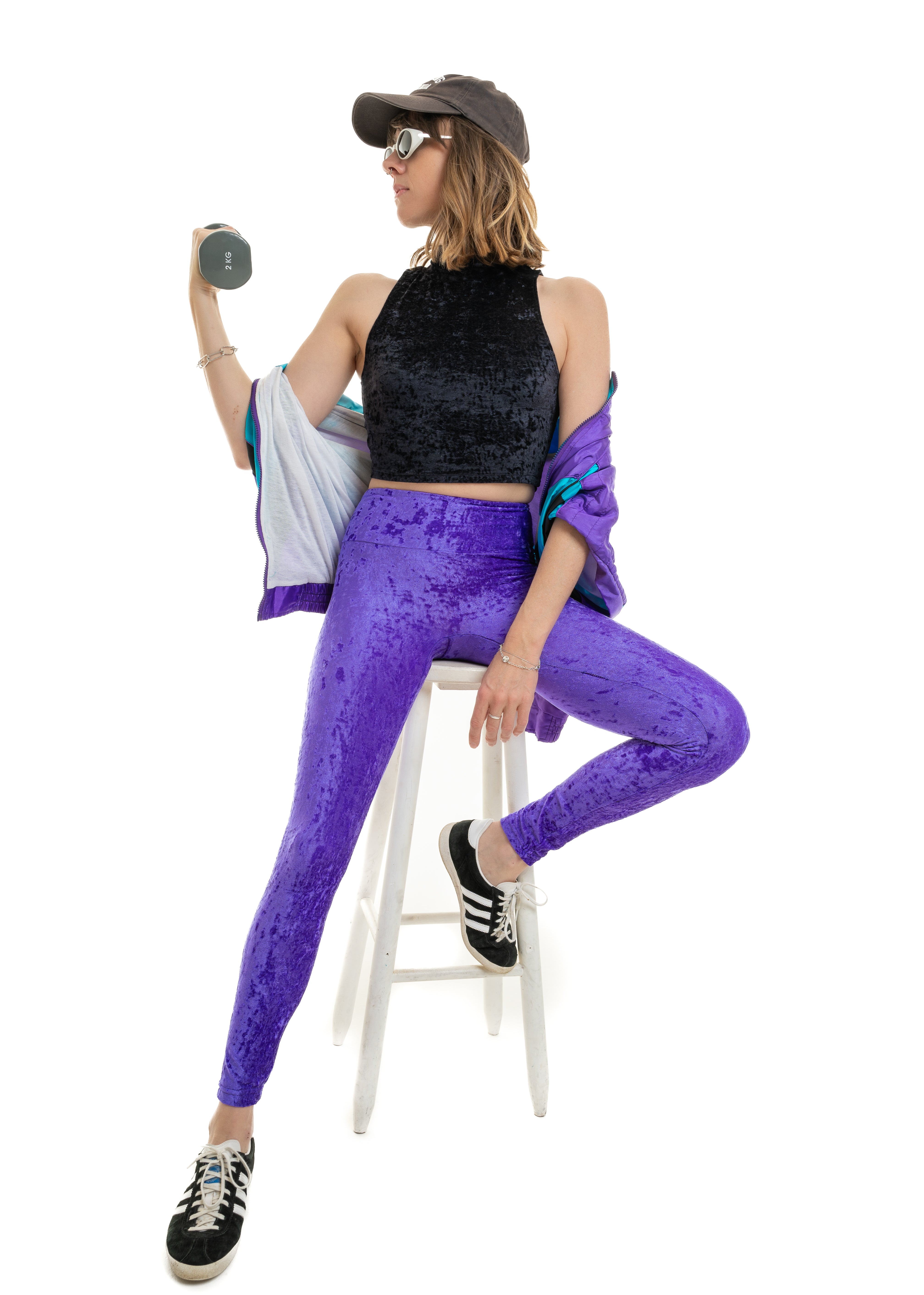 Legging  en velours violet électrique porté façon rétro sport