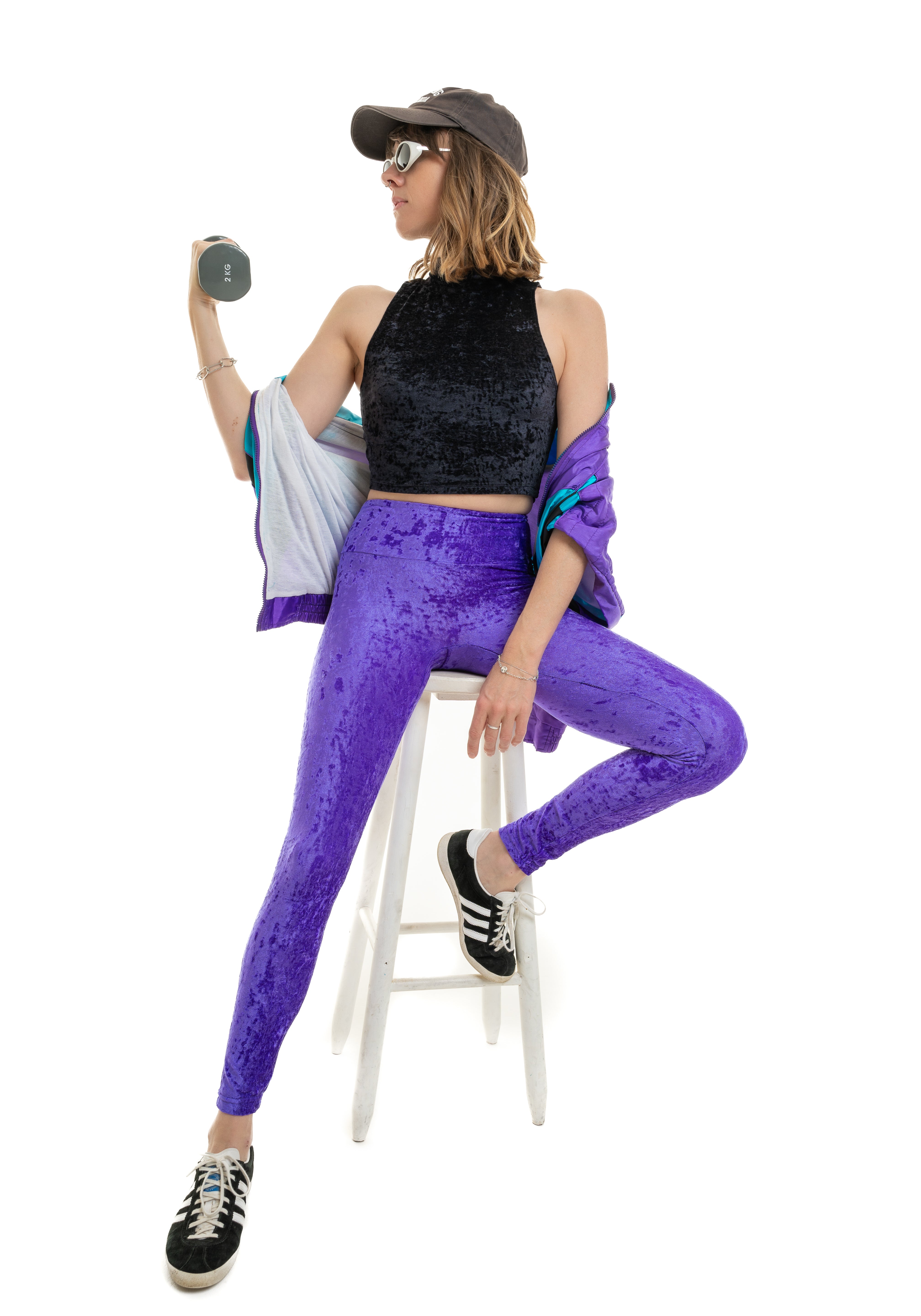 Legging  en velours violet électrique porté façon rétro sport