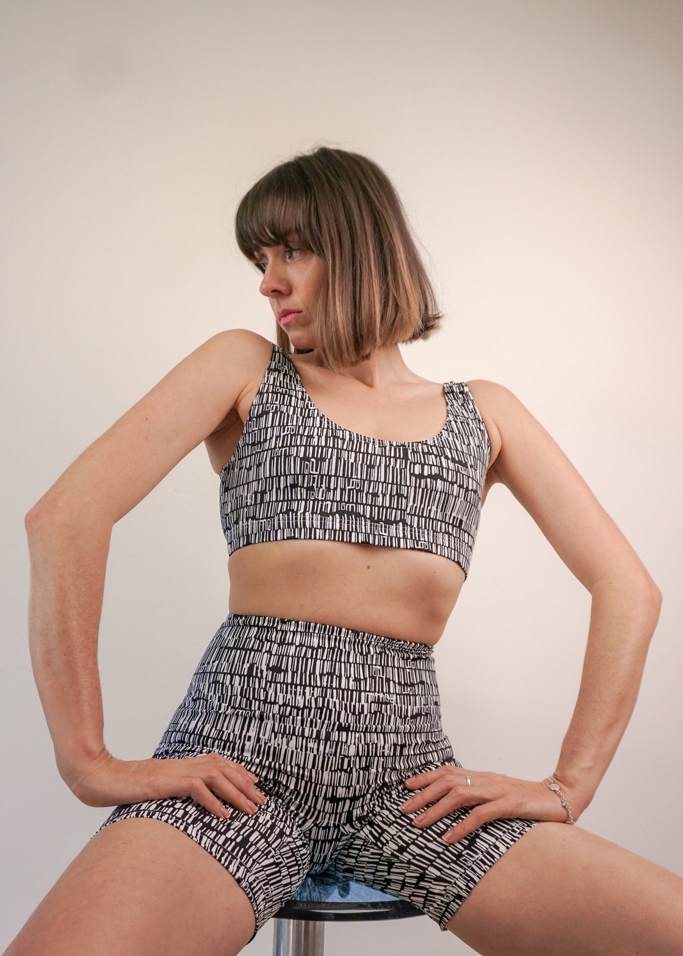 Modèle en tenue de sport rétro wave Made in france