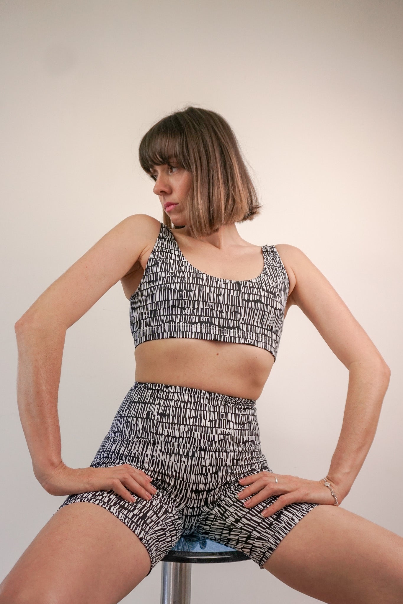 Modèle en tenue de sport rétro wave Made in france
