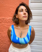 Modèle curvy Brassière bleue rétro dos nu UJO