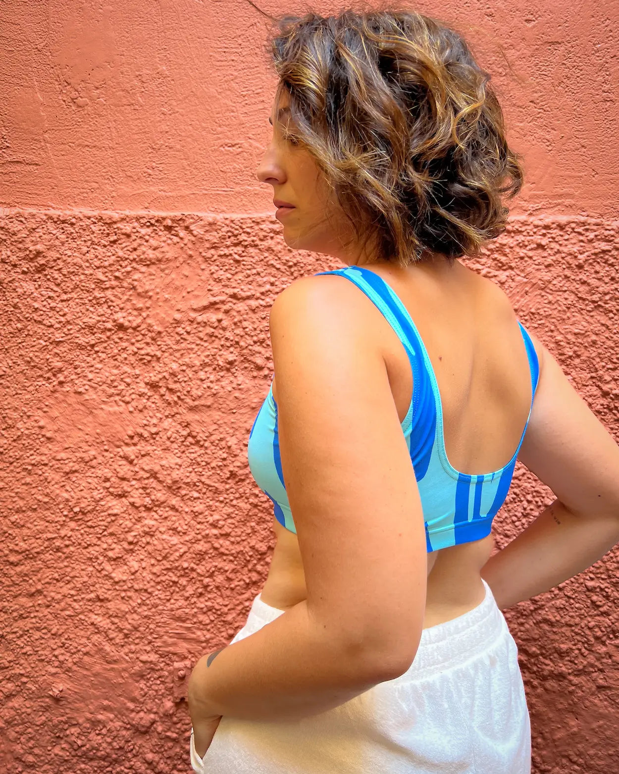 Brassière de sport bleue dos nu et short éponge curvy modèle UJO