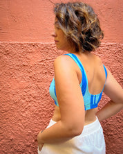 Brassière de sport bleue dos nu et short éponge curvy modèle UJO