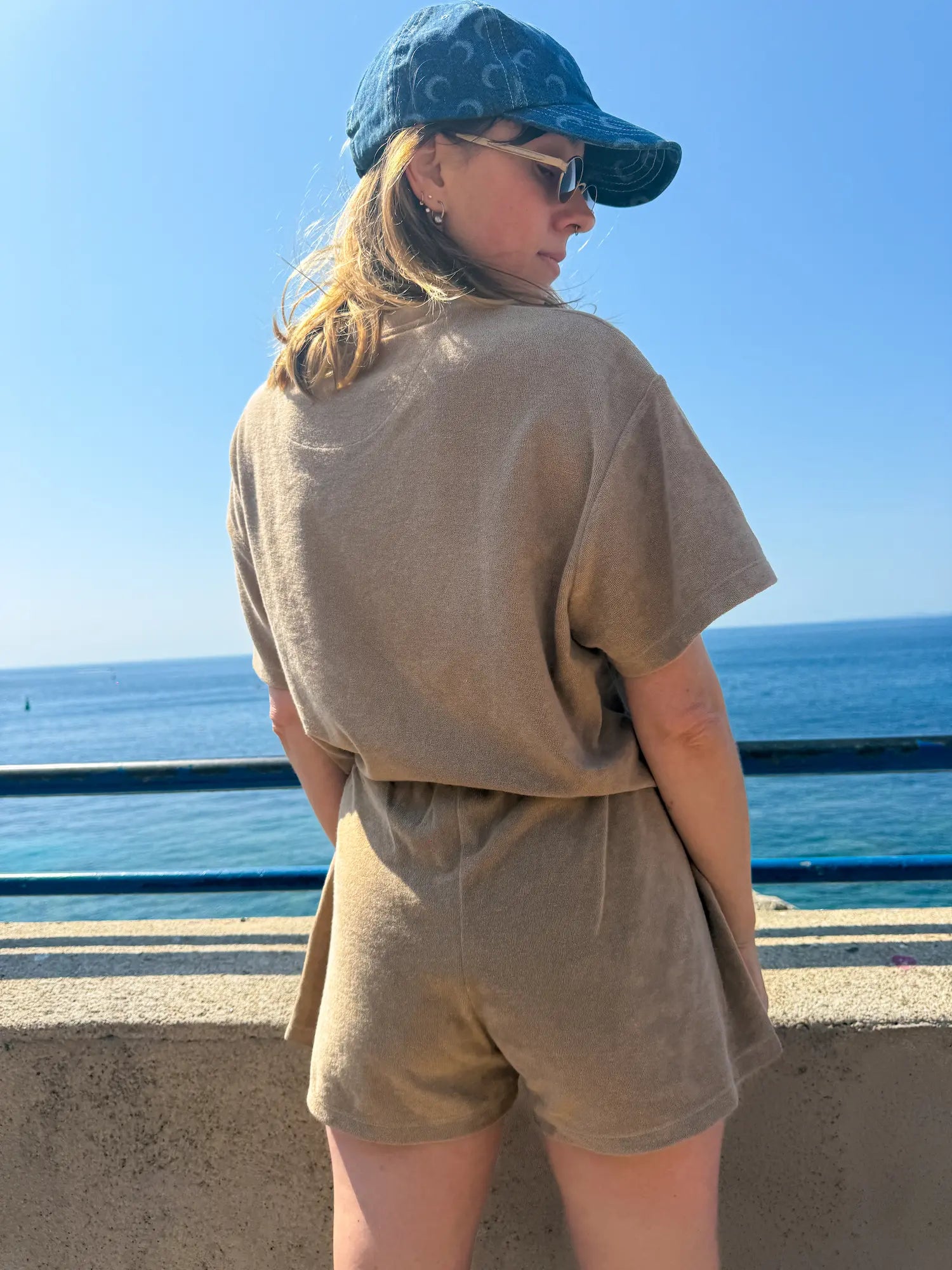Short éponge femme marron crème vu de dos avec sa ceinture élastique taille haute