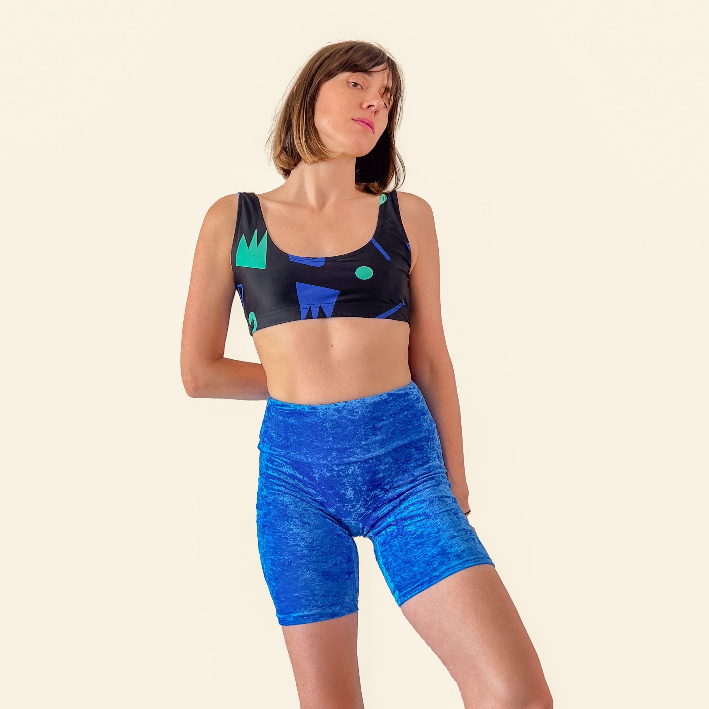 Modèle en position décontractée avec le short cycliste en velours bleu pour un look rétro