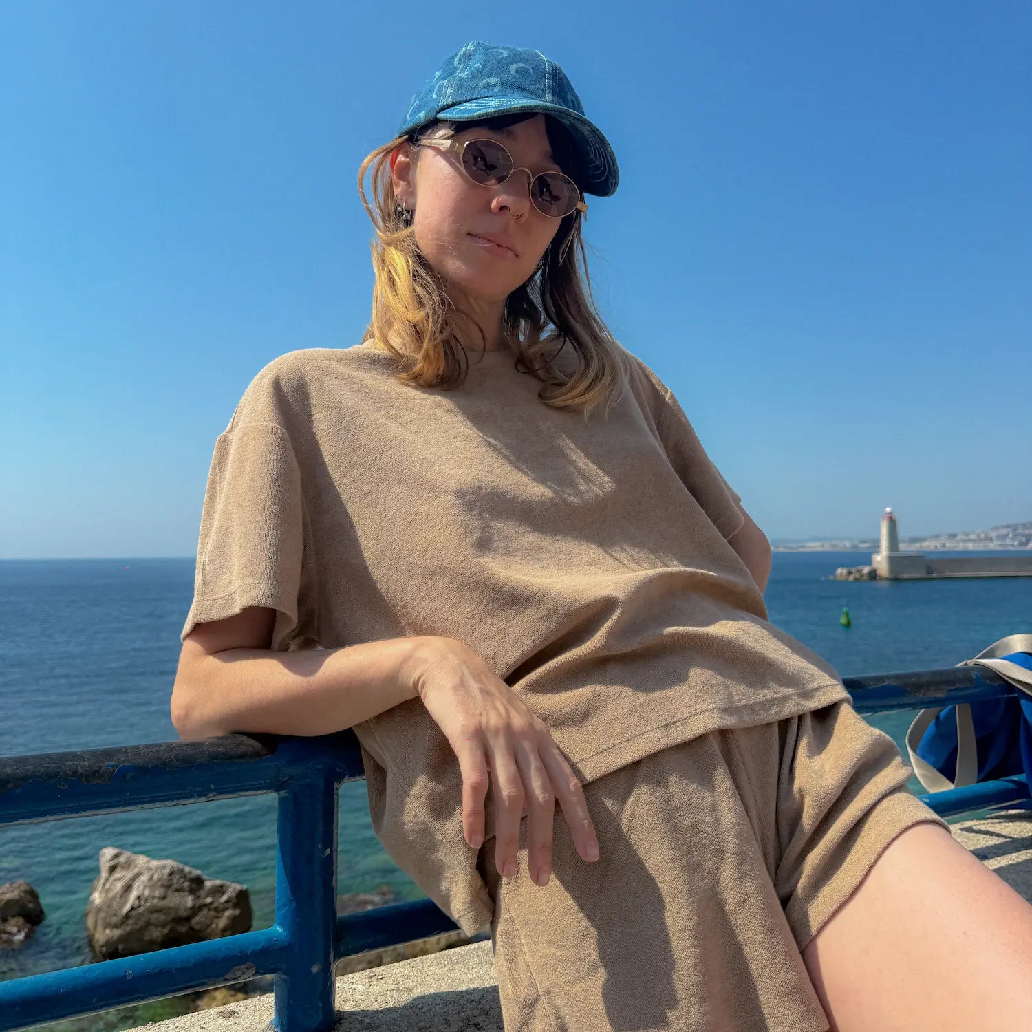 mannequin portant le t-shirt éponge femme marron crème et son short éponge assorti
