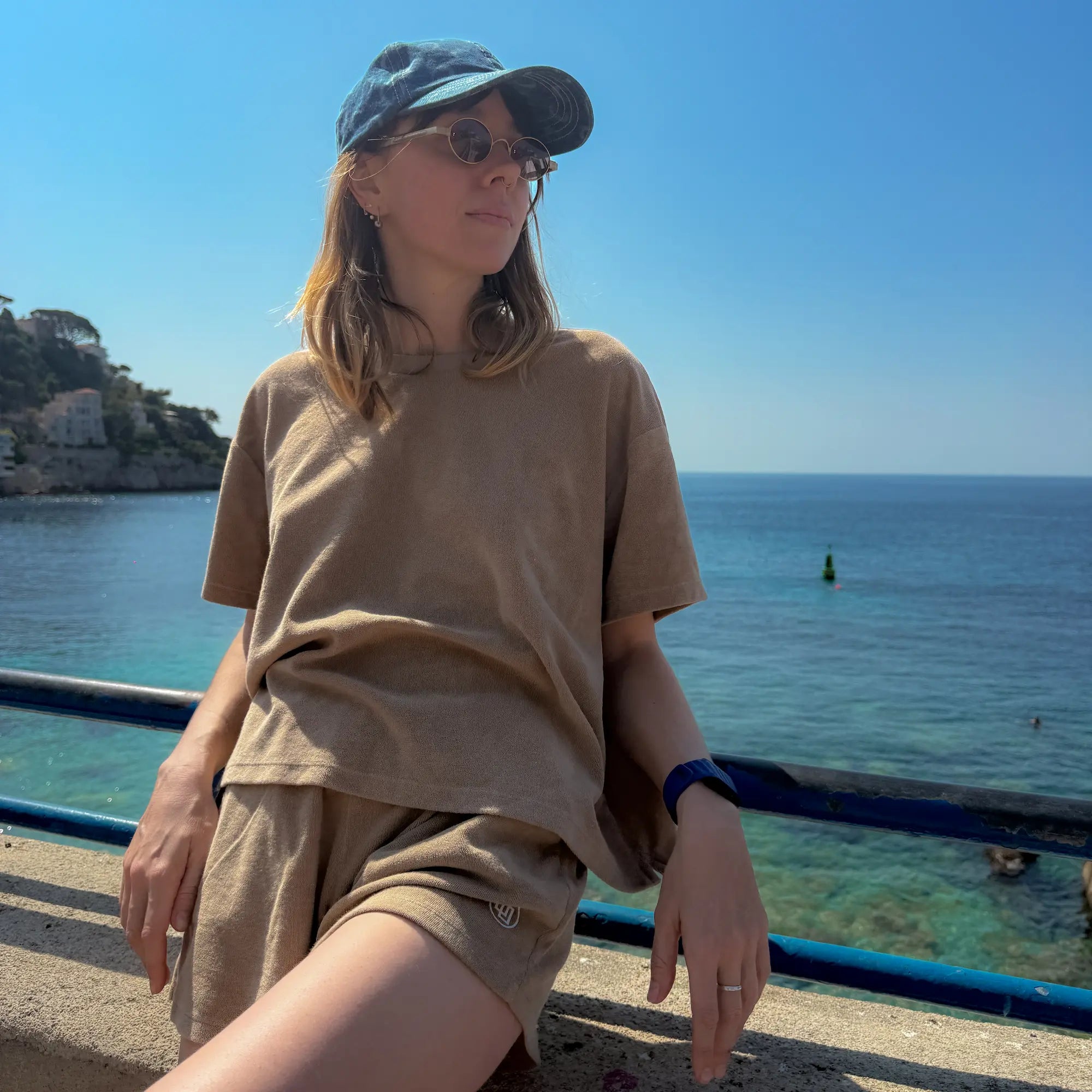 Zoom sur le t-shirt éponge femme marron crème tenue décontractée