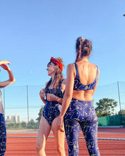 Zoom sur le dos nu de la brassière au motif rétro bleu marine