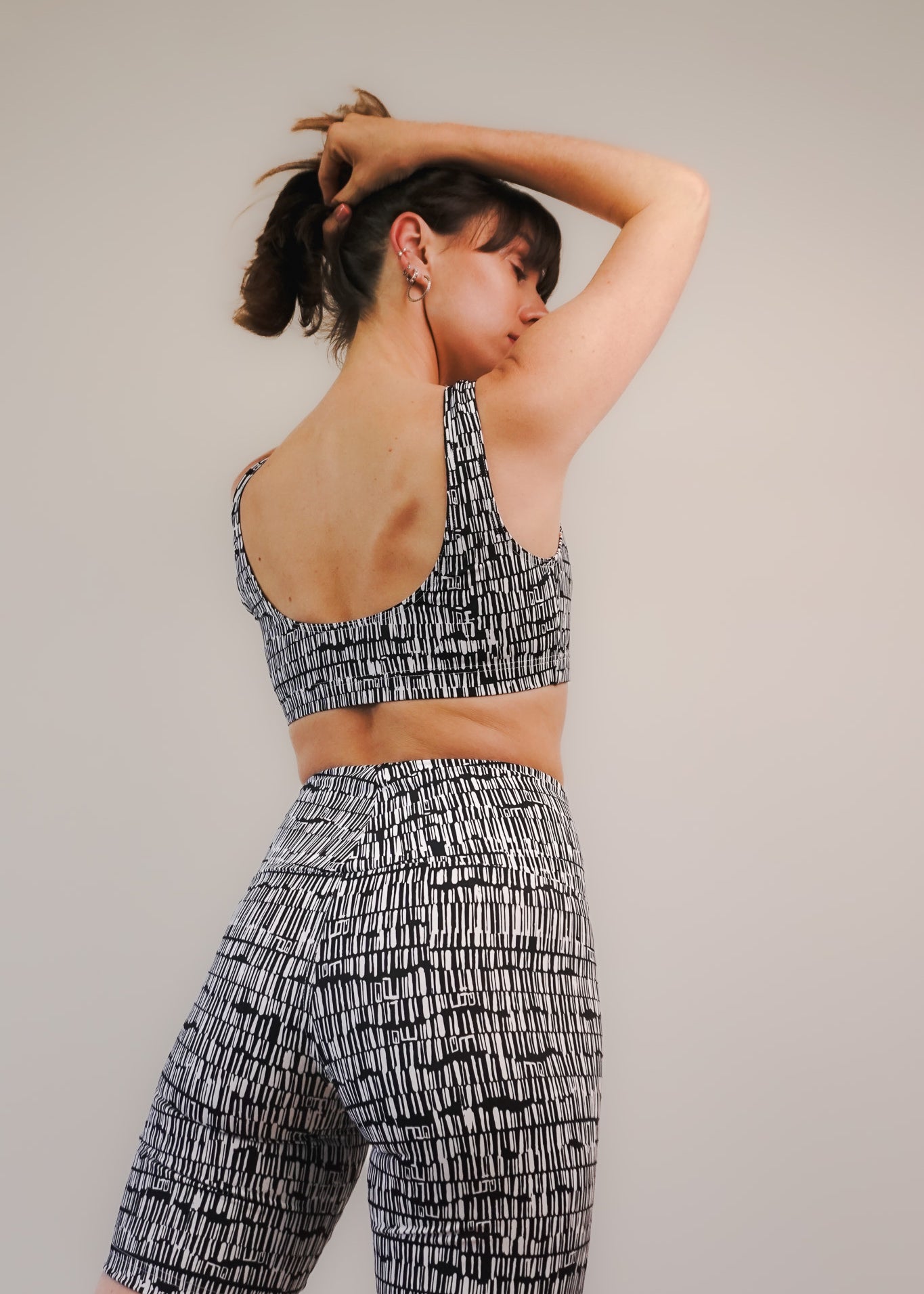 Zoom sur le motif de la tenue de sport rétro noir et blanc 
