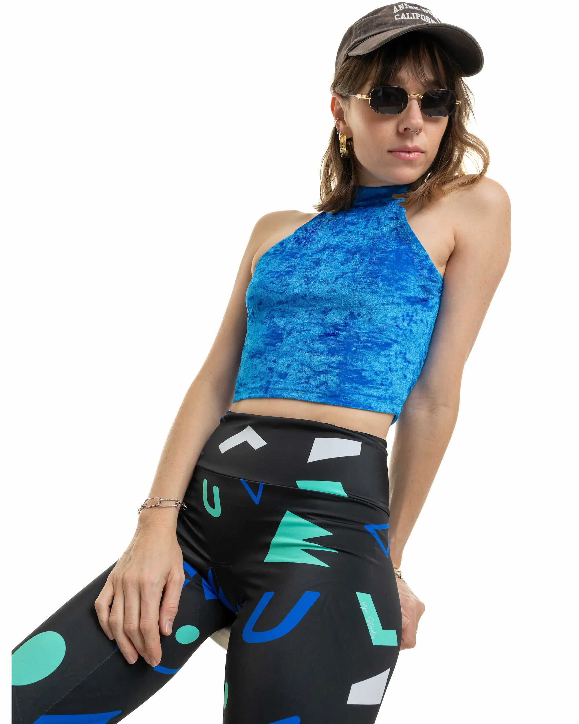 zoom sur le détail du legging au motif rétro noir et bleu