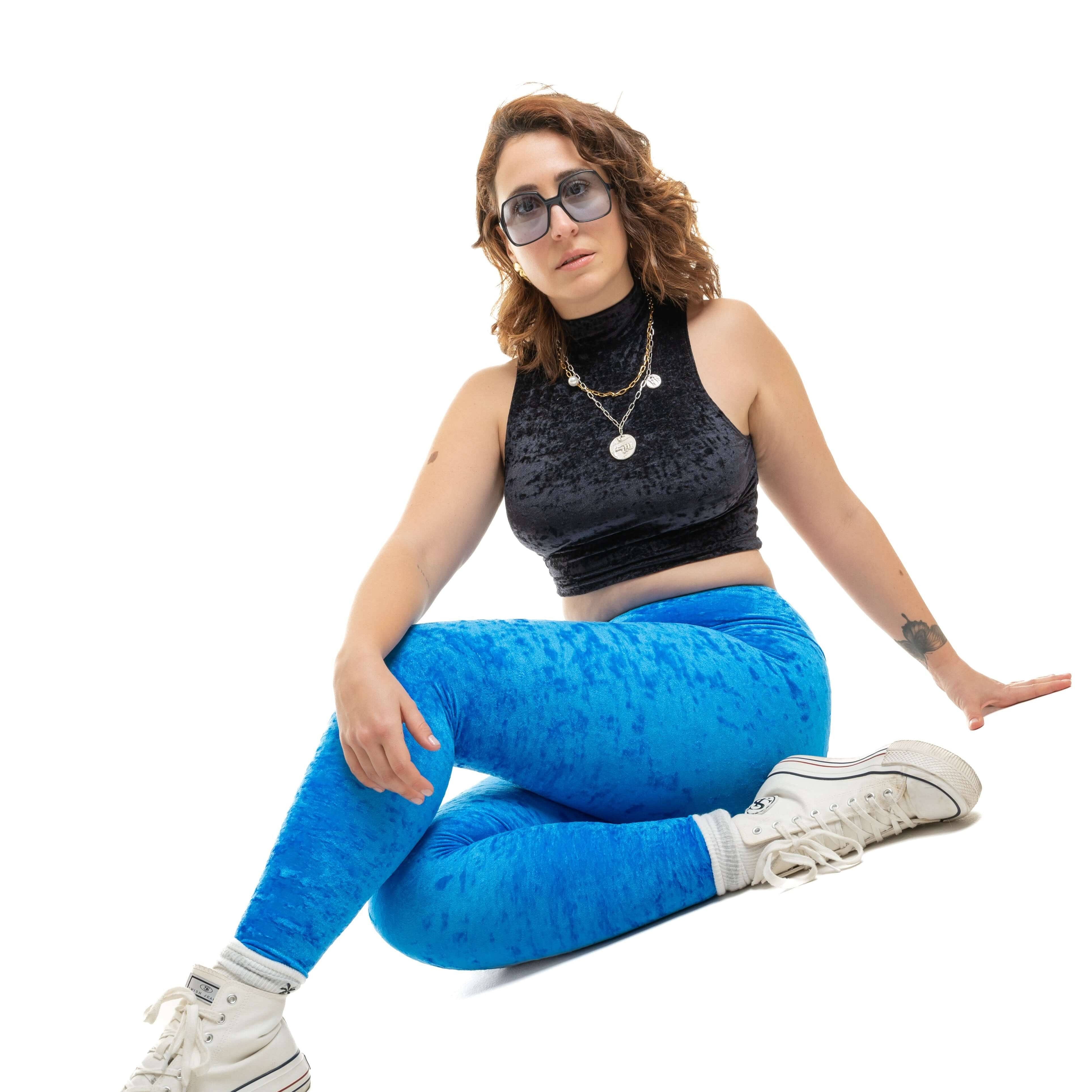 Legging taille haute en velours bleu électrique porté avec un top court en velours UJŌ