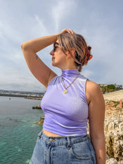 Mannequin posant avec le Top Court Velours Côtelé Parme au soleil
