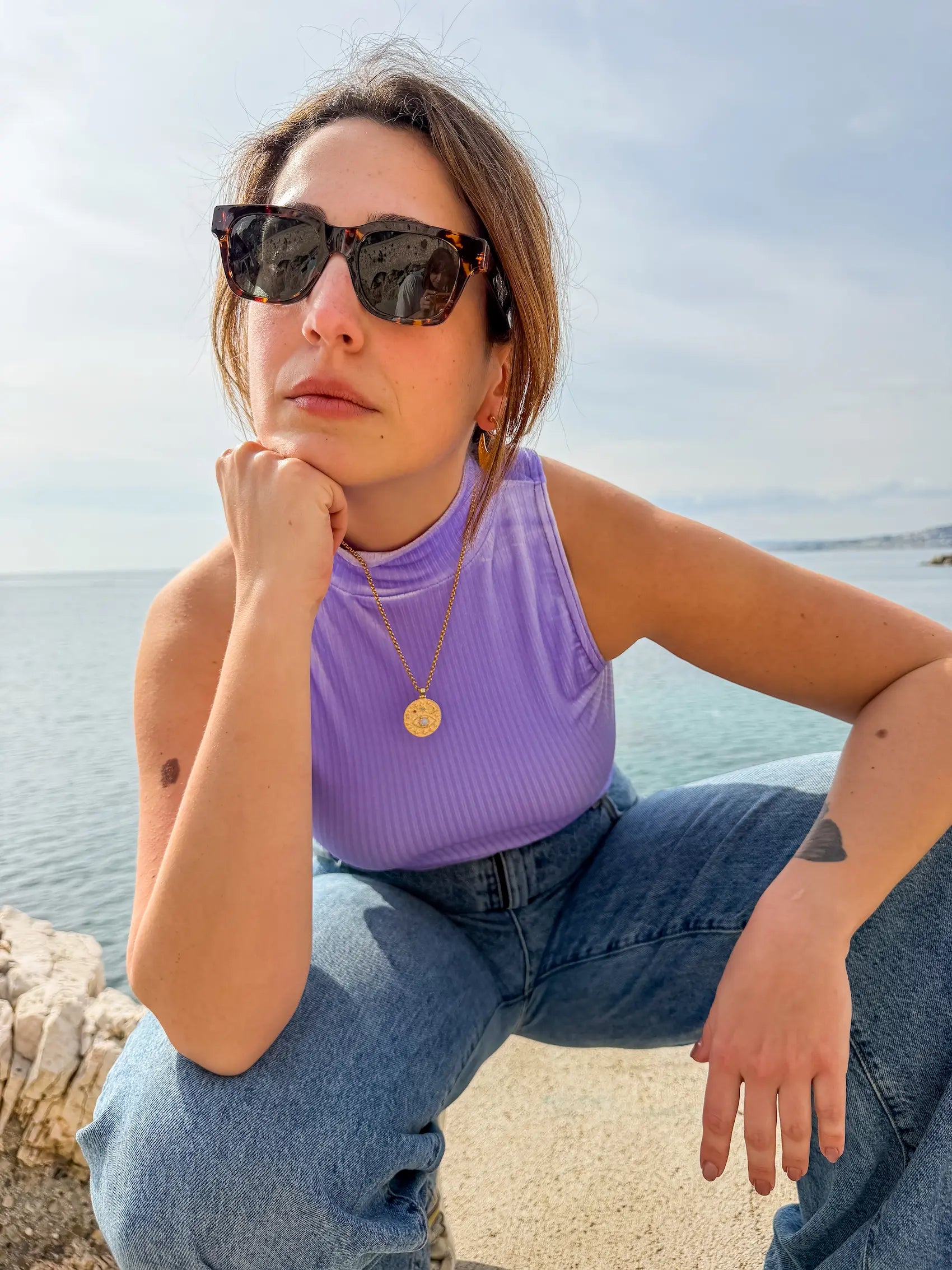 mannequin portant le Top Court Velours Côtelé Parme