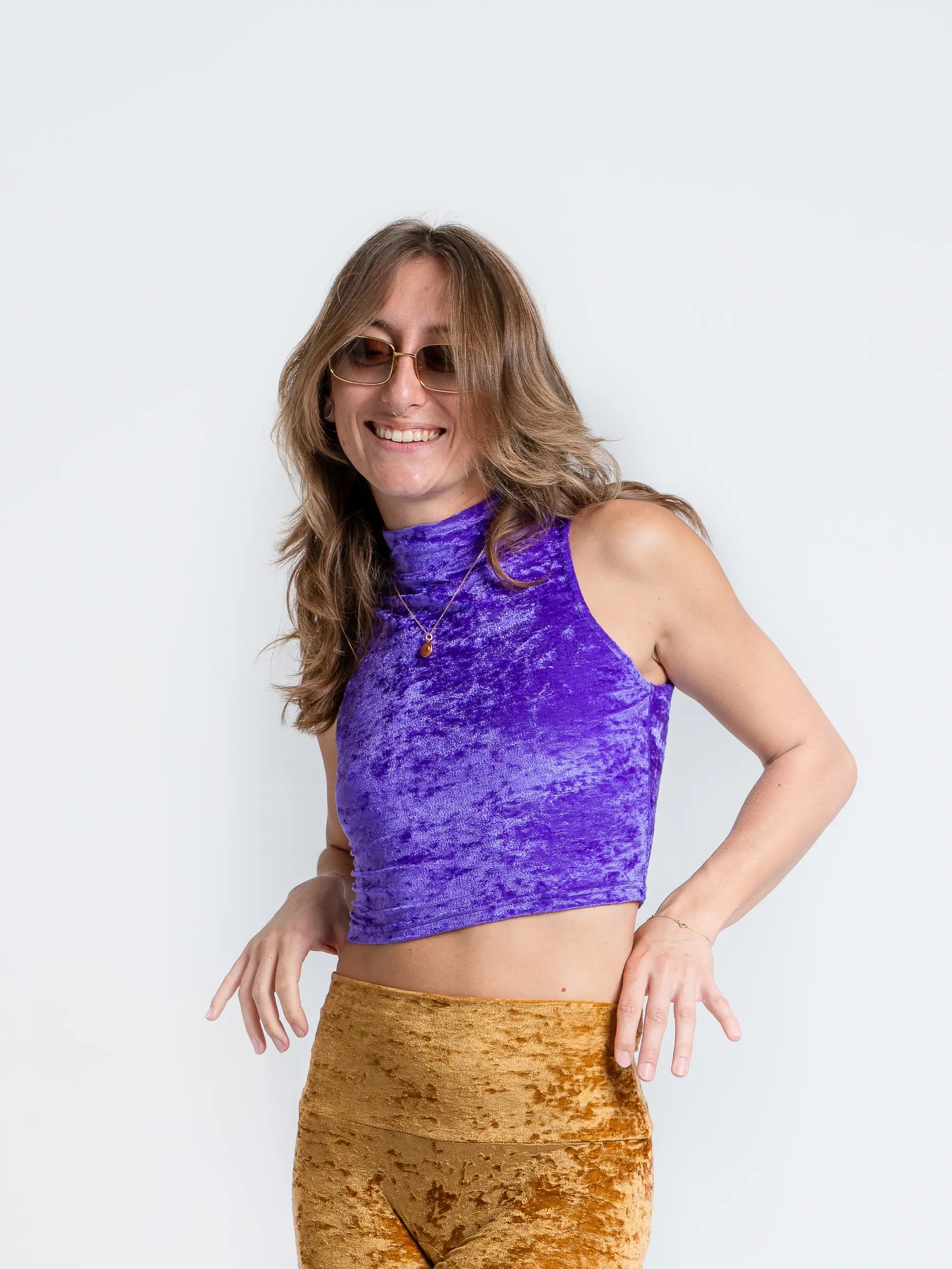 Top en velours violet colorimétrie printemps bonne mine avec legging ocre en velours taille haute