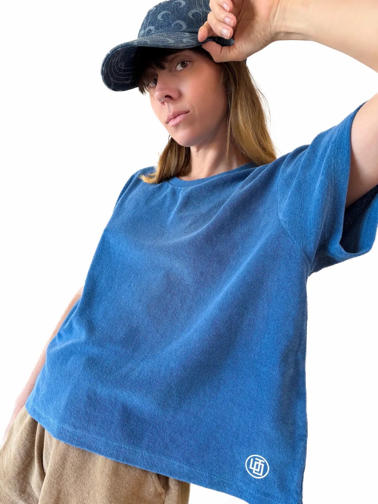 zoom logo sur le t-shirt éponge coton bleu pour femme