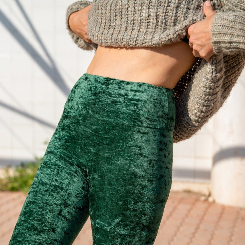 Zoom sur la texture douce du legging en velours respirant vert
