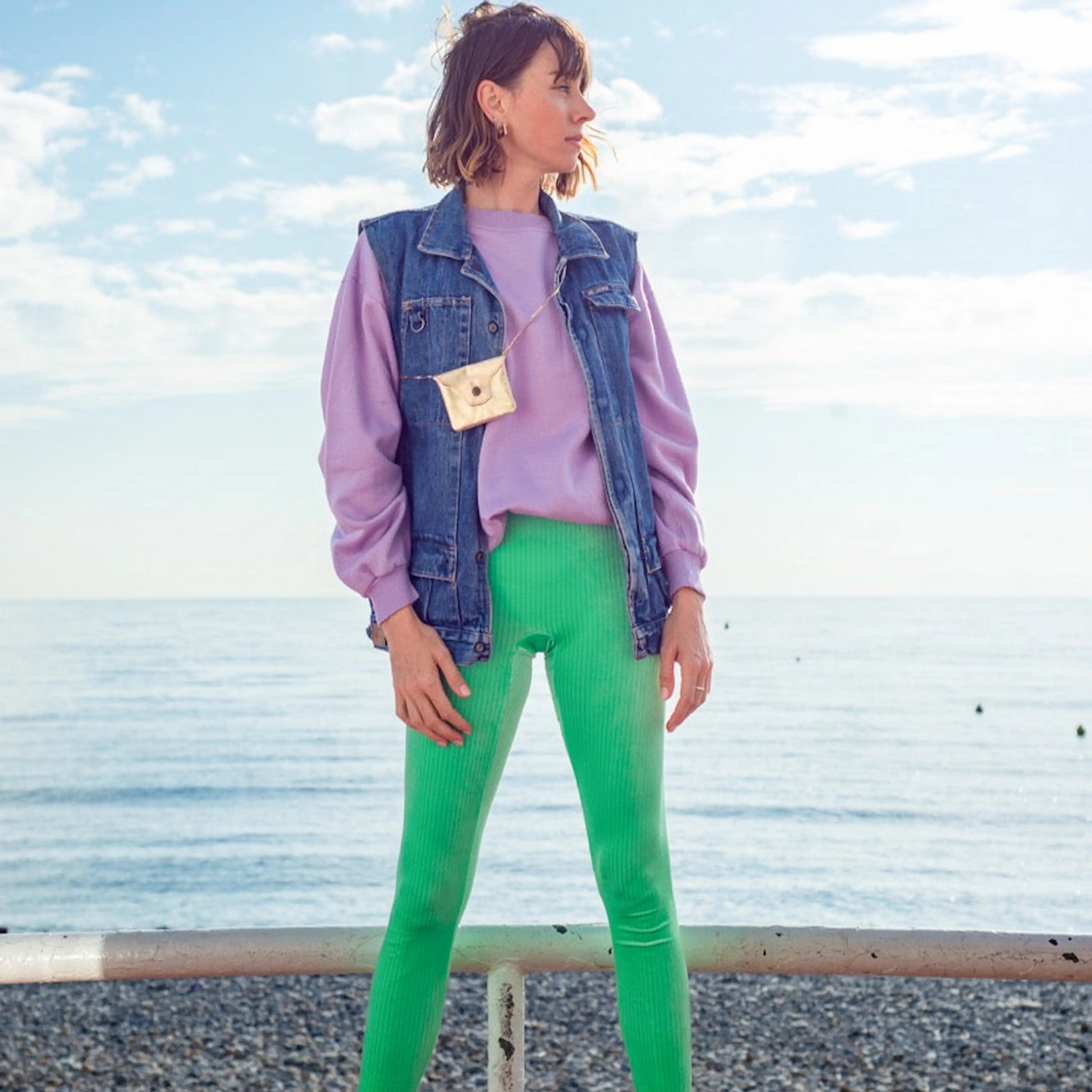 Zoom matière du legging velours côtelé vert taille haute pour femme UJO