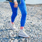 Femme qui porte le legging velours bleu taille haute 