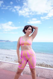 Modèle en brassière de sport rose et orange rétro coloré faisant du sport
