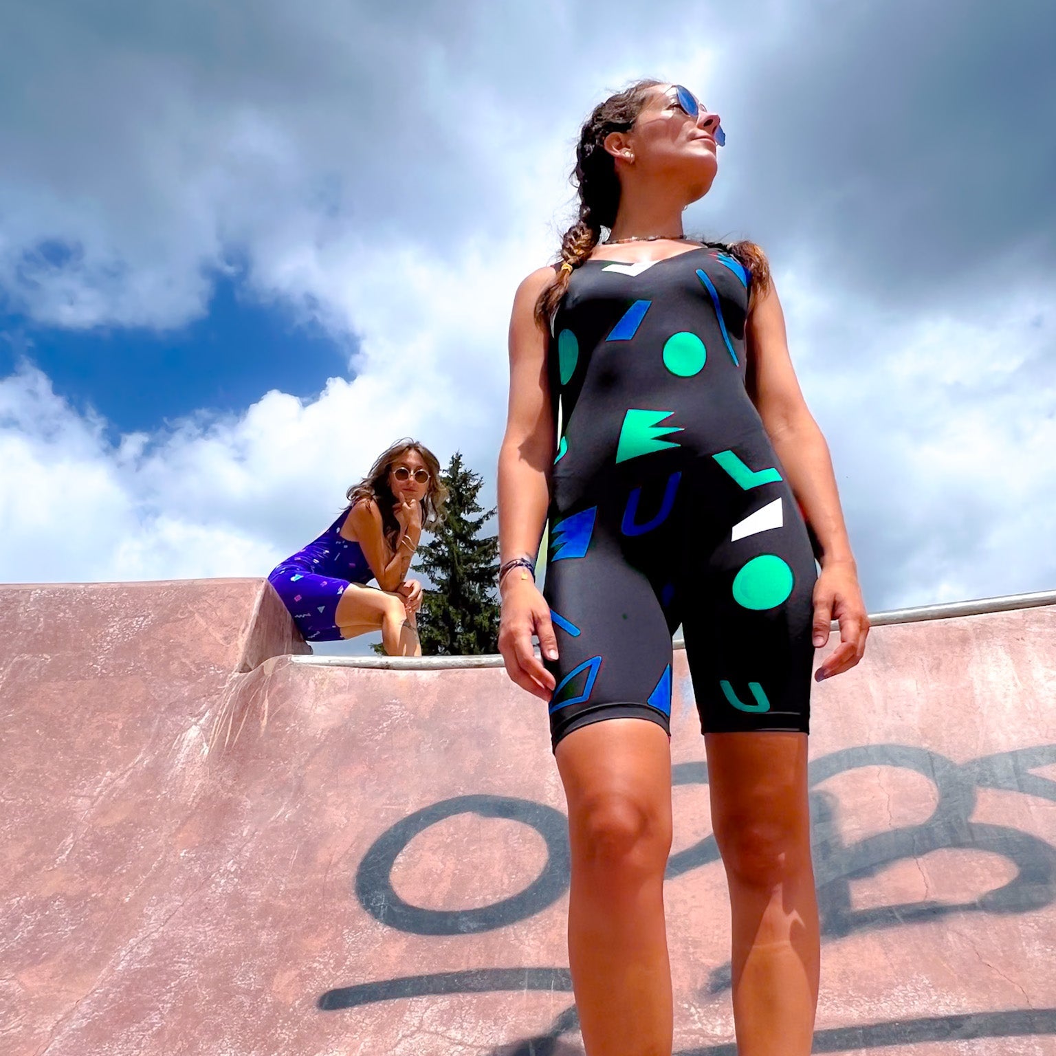Modèle en combi short dos nu noir et bleu rétro UJŌ