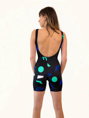 la combinaison short en lycra et son dos nu plongeant et son motif coloré original UJO